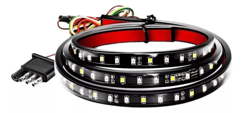 A treia lumină de frână sub spoiler, în spatele mașinii | LED | 150 cm