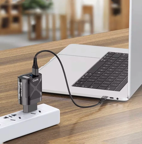 BK-389-GAN | 65W rýchla nástenná nabíjačka s portami USB a PD 3.0 (USB-C).