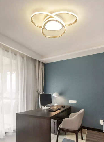 Een moderne plafondlamp die de kleur van het licht verandert LED | Op afstand