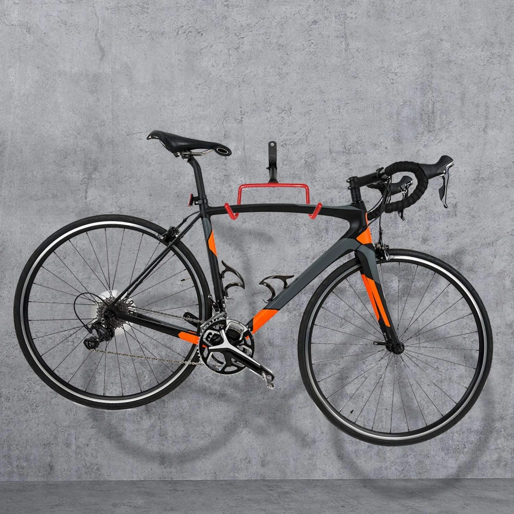 Bicicleta mountain bike pendurada no suporte em apartamento claro próximo à porta