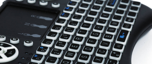 i8 | Baggrundsbelyst trådløst tastatur med touchpad