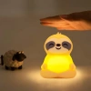 LED silikónové nočné svetlo Sloth | Prenosná detská lampa 9 farieb svetla | JL-243
