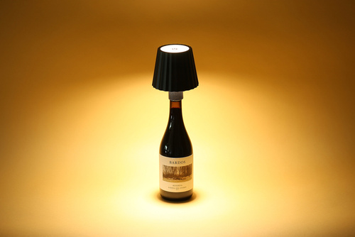 HJA47-SORT| LED bordlampe med indbygget batteri | En bordlampe monteret på en flaske